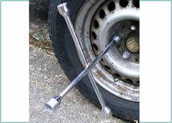 lug wrench tightening a nut of a tyre
